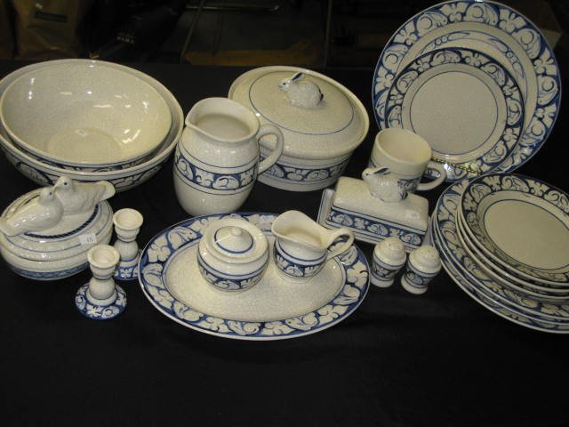 20 PCS. DEDHAM RABBIT POTTERY, CONCORD, MASS.: 20 PCS. DEDHAM RABBIT POTTERY, MADE IN CONCORD, MASS. SET CONSISTS OF COVERED ROUND CASSEROLE W/BUNNY HANDLE; SMALL COV. OVAL BOWL W/PR. LOVEBIRDS; MILK PITCHER W/BUNNY RIM; COVERED BUTTER DISH W/BUNN