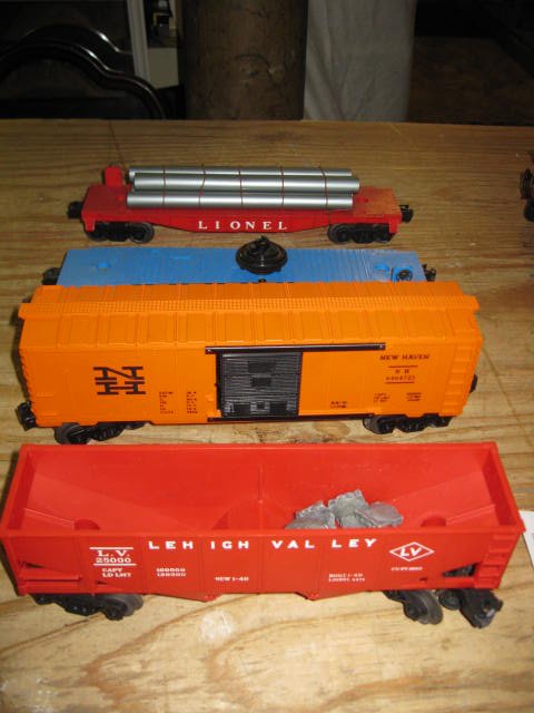 (4) LIONEL TRAINS: (4) LIONEL TRAINS. 1. NEW HAVEN REFRIGERATOR CAR, #6464725. 2. LEHIGH VALLEY CAR, #2500 3. GONDOLA, #3410/ 4. GONDOLA, #
