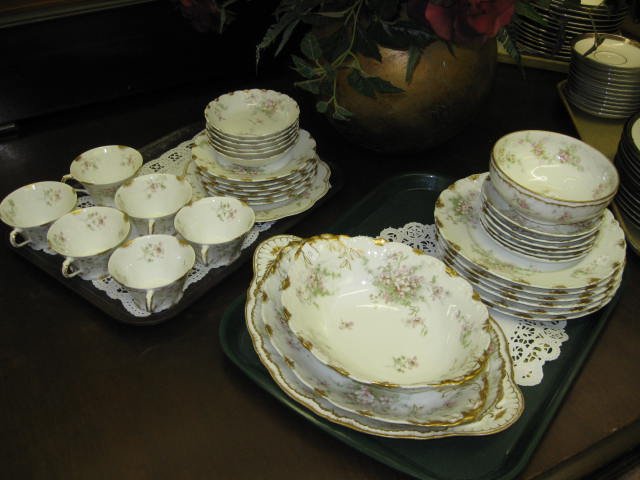 HAVILAND LIMOGES, SERVICE FOR 6: HAVILAND LIMOGES, SERVICE FOR 6. 35PCS TOTAL. 6 DINNER PLATES, 6 BUTTER PLATES, 6 CUPS & 6 SAUCERS, 3 SERVING DISHES, 6 LUNCH, 1 SM. BOWL, 1 RUFFLED RIM LUNCH PLATE. NO CHIPS
