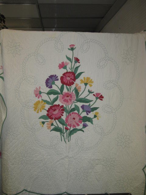 APPLIQUE FLORAL QUILT. MULTI-COLORED BOUQUET: APPLIQUE FLORAL QUILT. MULTI-COLORED BOUQUET APPLIQUE. TOTALLY HAND-STITCHED. LOVELY BRIGHT COLORS. DOUBLE BED SIZE.