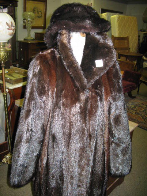 MINK COAT & MATCHING HAT, SIZE 8-10.: MINK COAT & MATCHING HAT. SIZE 8-10.