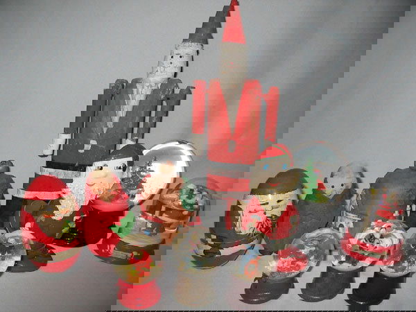 CHRISTMAS SANTA FIGURINES SNOWGLOBE NESTING 10 PC.: CHRISTMAS SANTA FIGURINES SNOWGLOBE NESTING 10 PC. INCLUDES: 1) TRADITIONS N STONE 92-93 BY MARIA FERNANDA #266 SANTA CLAUS FIGURINE 2) SANTA CLAUS 4 NESTING DOLLS. TALLEST 4" H. HANDPAINTED, UNMARKED