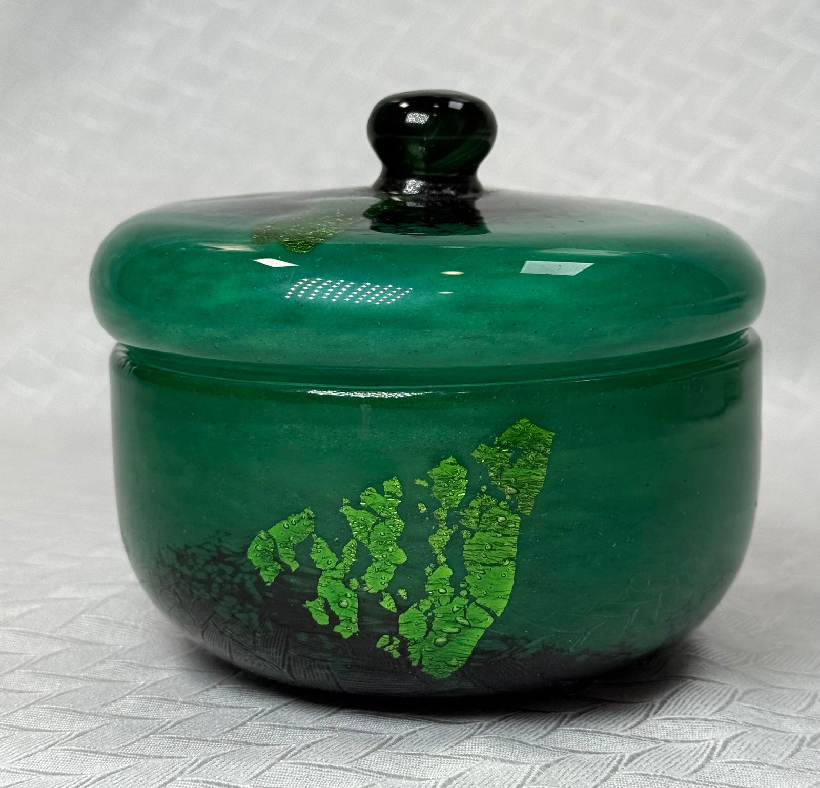 Daum Nancy French Art Glass Covered Box – Wheel-Carved Signature with Gold Leaf Inclusions: An exceptional Daum Nancy French art glass covered box, richly executed in deep emerald green with layered color transitions and brilliant gold leaf inclusions suspended within the glass. The lid and