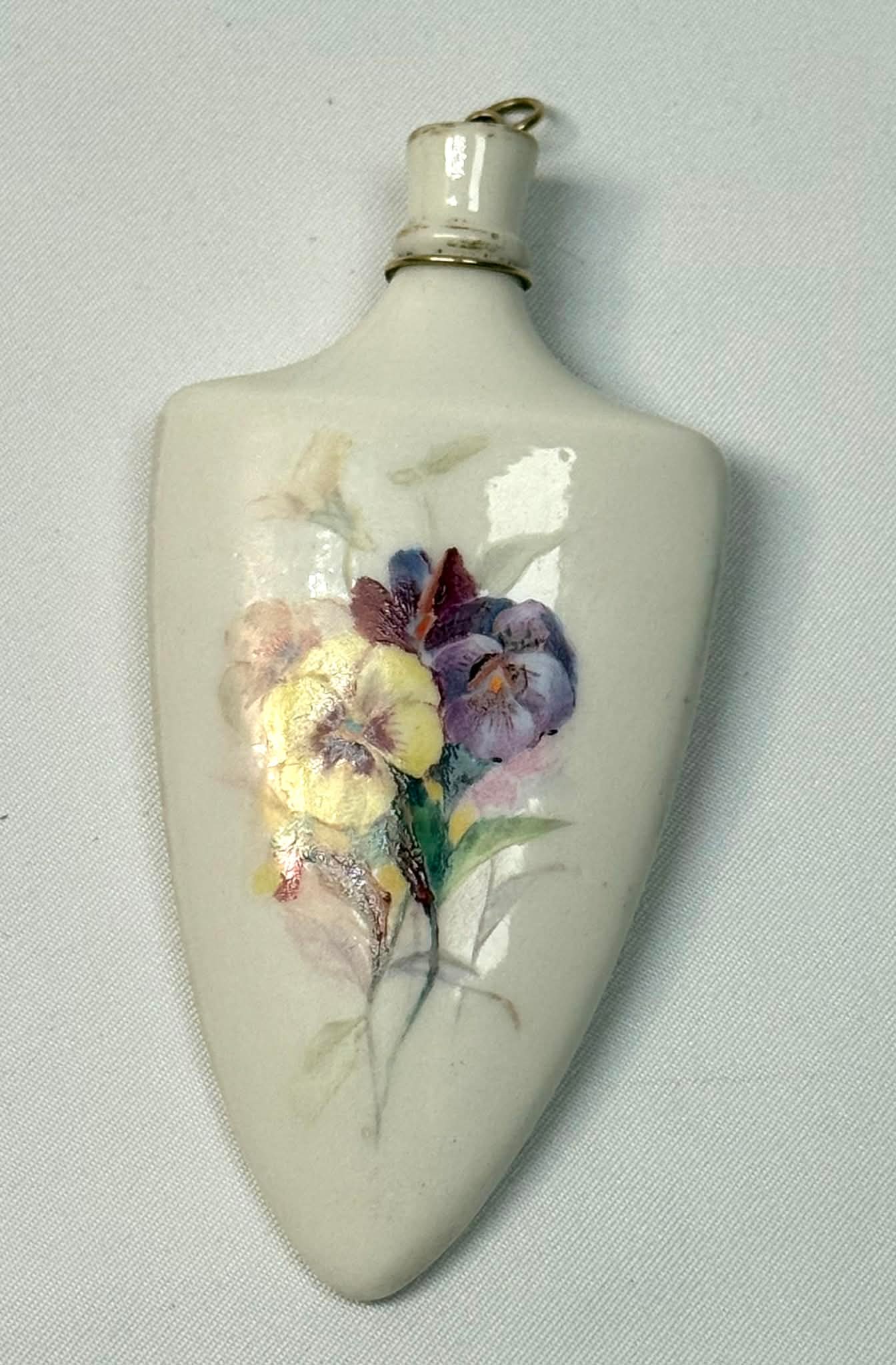 Royal Worcester Porcelain Scent / Snuff Bottle – Hand-Painted Pansies (c.1880s–1910s): This is a fine antique Royal Worcester porcelain scent or snuff bottle, decorated with a beautifully hand-painted pansy floral spray on both sides. The piece features the classic Royal Worcester backs