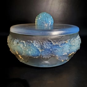 René Lalique “Primevères” Opalescent Glass Covered Bowl, France, Designed 1927