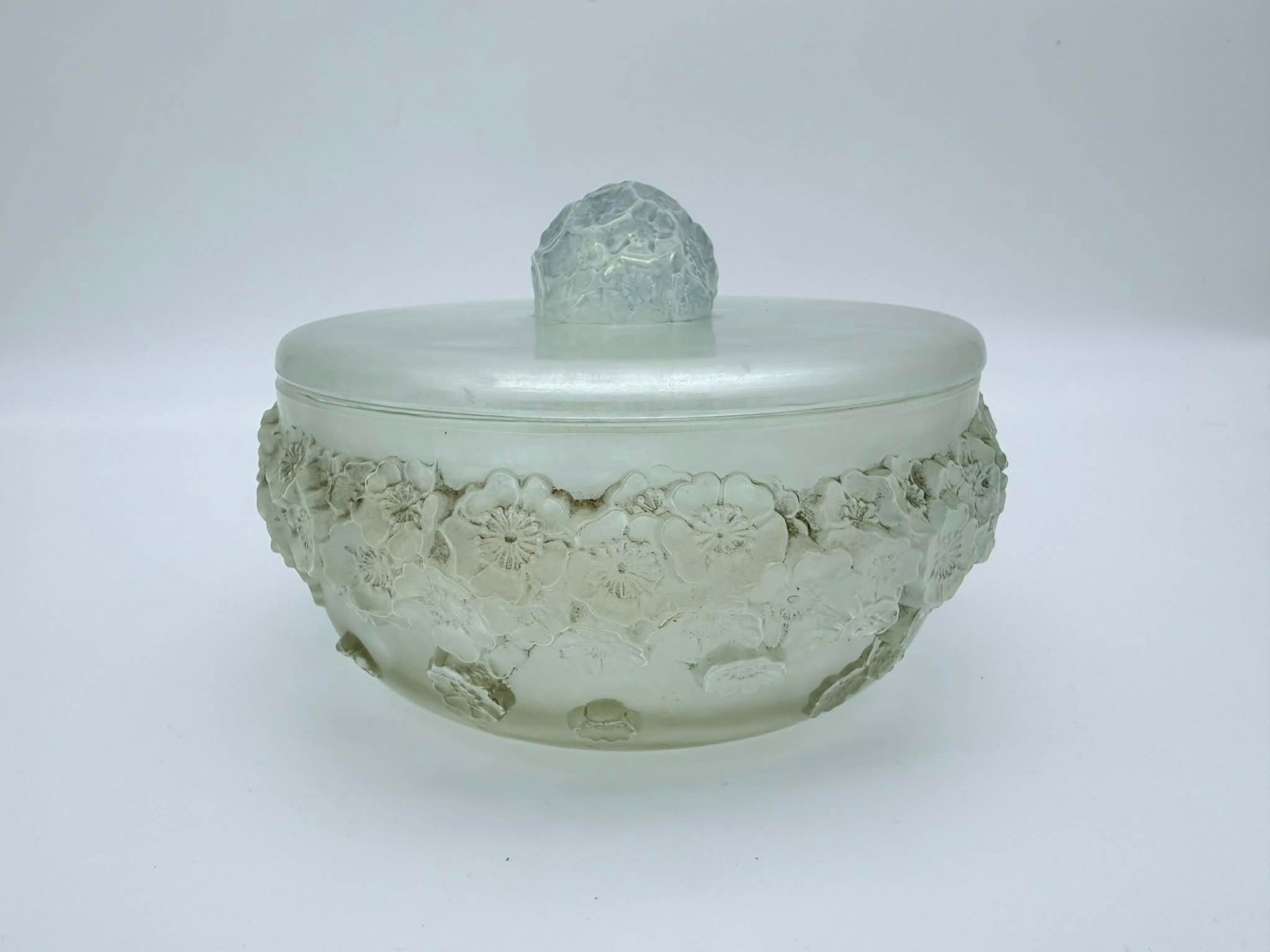 René Lalique “Primevères” Opalescent Glass Covered Bowl, France, Designed 1927: Designed in 1927, this elegant Art Deco covered bowl is a classic example of the celebrated Primevères pattern by René Lalique. Executed in opalescent molded glass, the bowl is encircled by high-rel