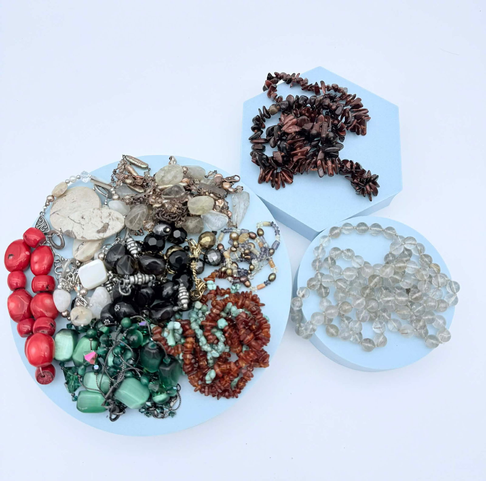 Fashion Jewelry Lot – Beaded Necklaces & Bracelets, Mixed Materials 925: Assorted fashion jewelry lot featuring a mix of beaded necklaces and bracelets in various styles, colors, and materials. Pieces include chip and round bead designs with glass and stone-like elements,