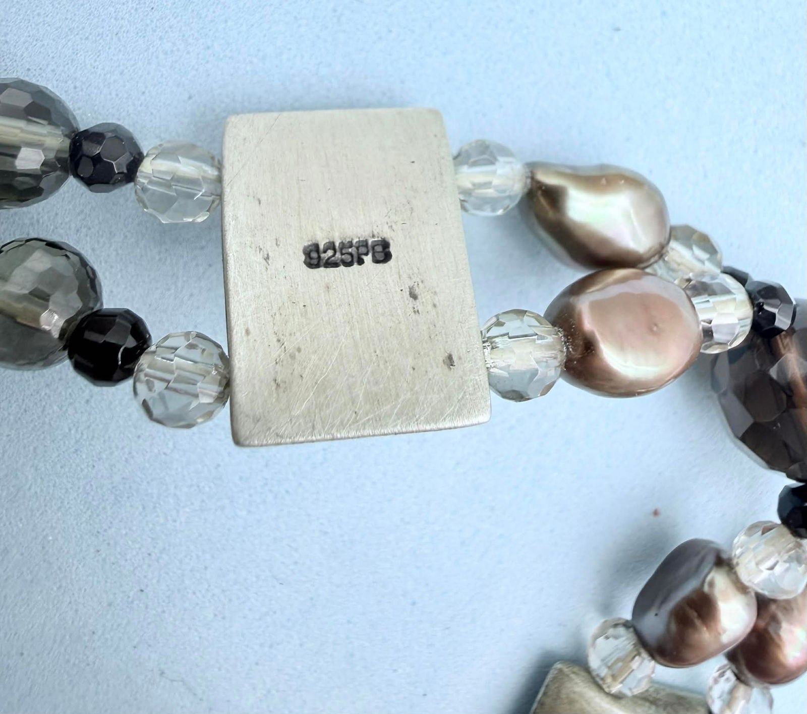 Sorrelli Fashion Jewelry Group – 6 Pieces Including Necklace, Bracelets & Earrings 925: Group of six fashion jewelry pieces primarily by Sorrelli, featuring a coordinated mix of necklaces, bracelets, and earrings with multicolor faceted glass stones in antiqued gold-tone settings. Design