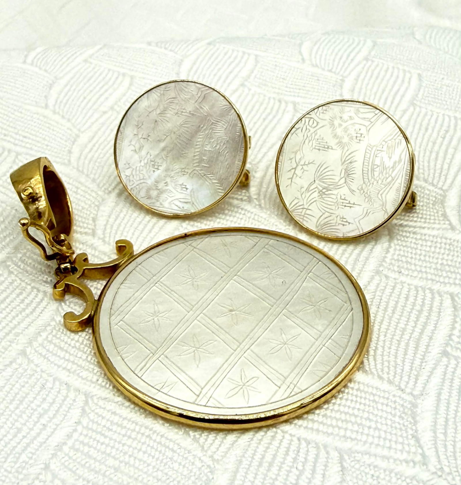 14K Gold & Mother of Pearl Dove Pendant + Earrings Set – Hand Engraved – Religious Jewelry: Elegant and rare 14K gold and mother-of-pearl jewelry set featuring a beautifully hand-engraved dove motif, symbolizing peace, faith, and renewal. This refined matching set includes: A luminous mother