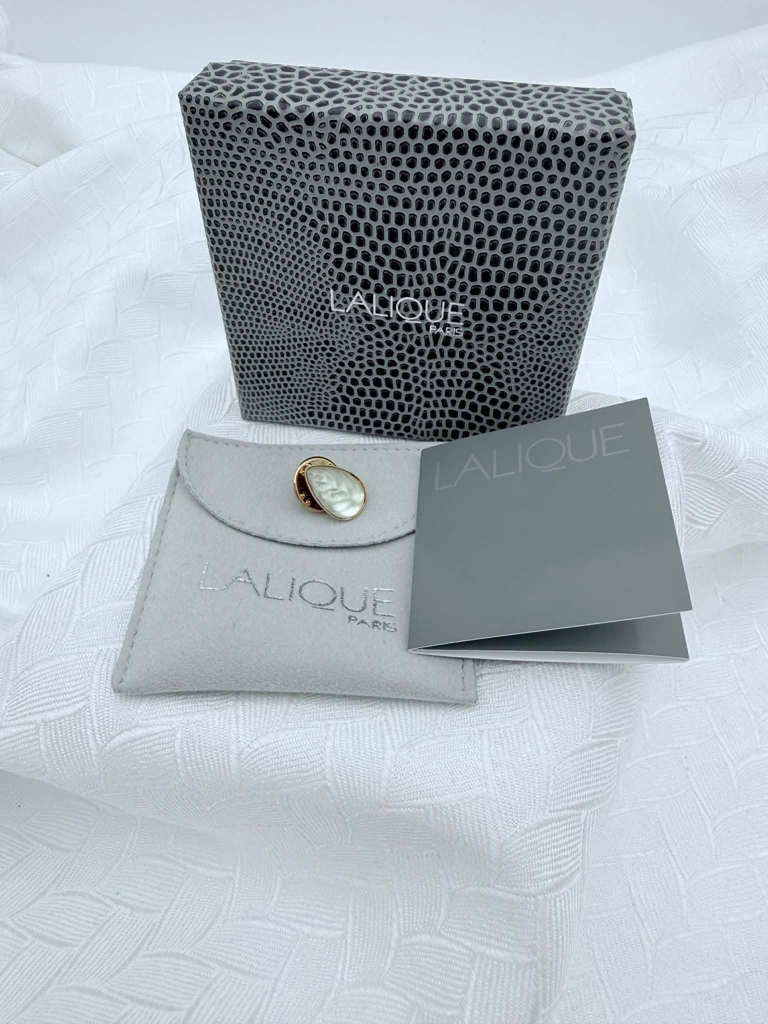 Lalique Paris Heliconia Crystal Pin – 2000 Commemorative – With Box & Papers: Authentic Lalique Paris Heliconia crystal pin featuring a finely sculpted clear crystal element inspired by the form of a tropical heliconia flower. The design was produced to commemorate the Lalique