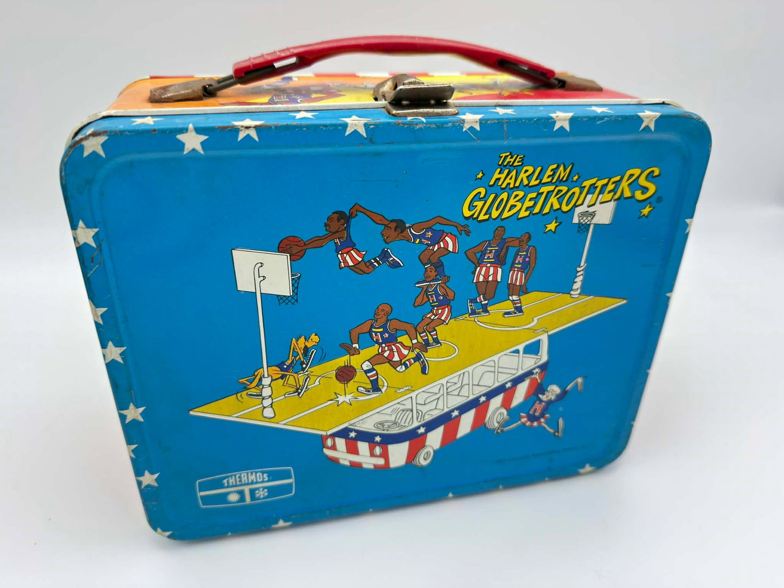 1971 Harlem Globetrotters Metal Lunchbox Thermos, Vintage Sports Lunch Pail: Vintage 1971 metal lunchbox featuring The Harlem Globetrotters, produced by Thermos. This colorful example showcases classic Globetrotters graphics, including team members and mascot figures in bold r