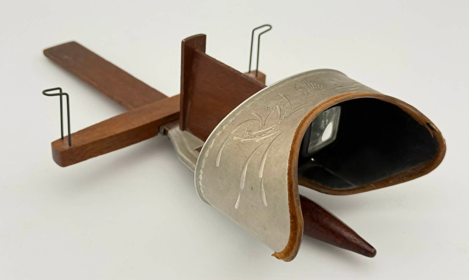 Underwood & Underwood Stereoscope Viewer w Stand Patent 1901 Antique Optical Viewer: Antique stereoscope viewer manufactured by Underwood & Underwood, New York, featuring a wooden frame with adjustable card holder arms and a metal viewing hood. The viewer retains its original dual len