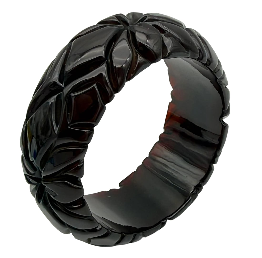 Carved Catalin Bangle Bracelet, 1930s–1940s – New York Studio Collection: Vintage carved Catalin bangle bracelet dating to the 1930s–1940s, featuring bold faceted foliate carving with repeating leaf and geometric elements. The carving is crisp and sculptural, creating str