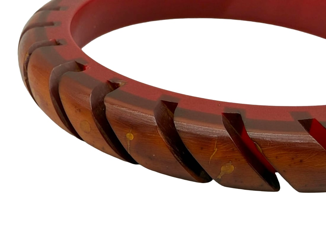 Rare Carved Catalin “Gear” Bangle Bracelet, Two-Dot Motif, 1930s – New York Studio: Rare vintage Catalin bangle bracelet dating to the 1930s, featuring a distinctive “gear” or cogwheel-style carved edge with evenly spaced notched segments. The design is bold and architectural