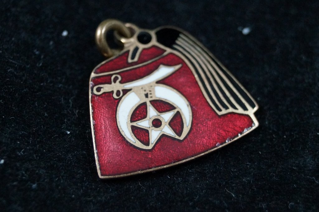 Vintage Shriners Masonic Mason Key Chain: Vintage Shriners Masonic Mason Key Chain. Excellent. 1 x 1" inches.