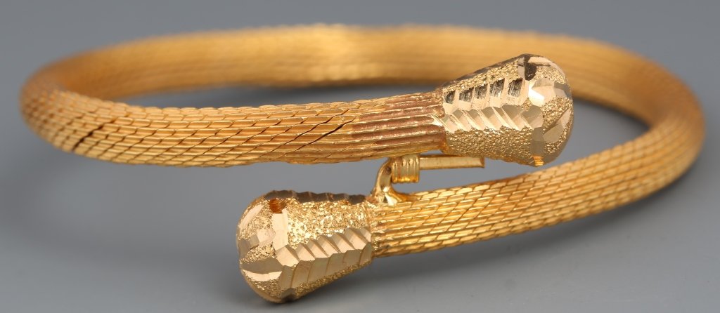 22K YELLOW GOLD BANGLE: 22K YELLOW GOLD BANGLE Diamond cut 22 Karat yellow gold bangle bracelet with secure safety hook. Weight: 27.7 g Size: diameter 2.5''