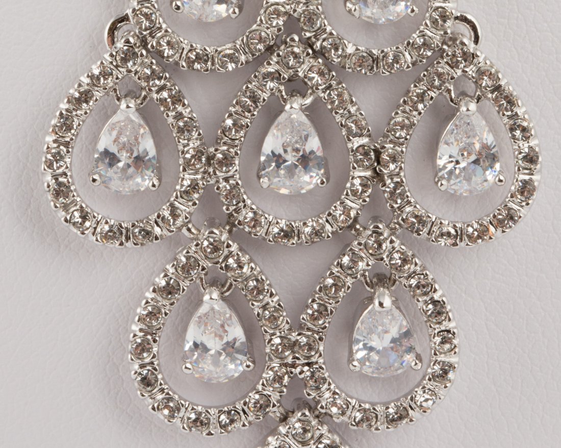 SWAROVSKI CRYSTAL STERLING SILVER NECKLACE: SWAROVSKI CRYSTAL STERLING SILVER NECKLACE Oliver Weber is the Jewelry manufacturer for Swarovski and Swarovski provides these crystals for Webers exclusive line of merchandise. Oliver Weber has bouti