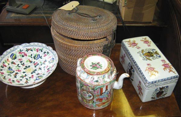 CHINESE TEAPOT, 18th/19th century, famille verte: CHINESE TEAPOT, 18th/19th century, famille verte palette in wicker carrier, a ceramic casket and an oriental comport. (3)