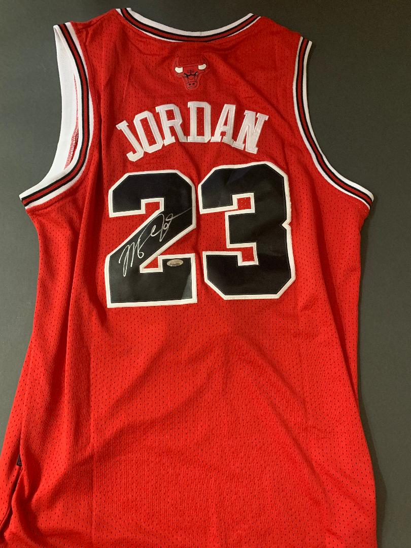 Michael Jordan signed Bulls classic jersey (1 of 1)