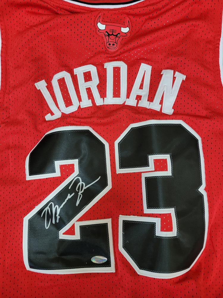 Michael Jordan jersey signed (1 of 1)