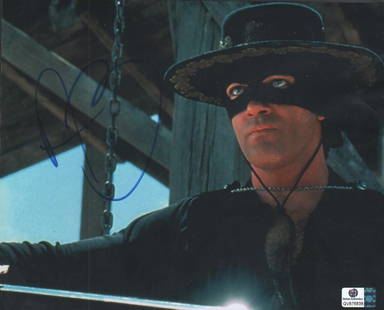 Antonio Banderas signed photograph: A ZORRO signed 8x10 of the Latin star with Global Authentics sticker and card as well as our own guaranteed COA