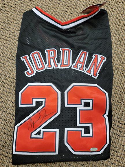 Michael Jordan Bulls jersey signed and certified (1 of 1)
