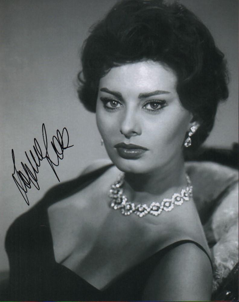 Sophia Loren signed photograph: A sexy signed 8x10 by the Italian actress bombshell with COA