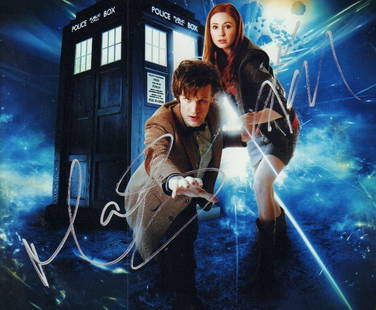 DR WHO cast signed photograph: Matt Smith and Karen Gillan signed DR WHO 8x10 with COA