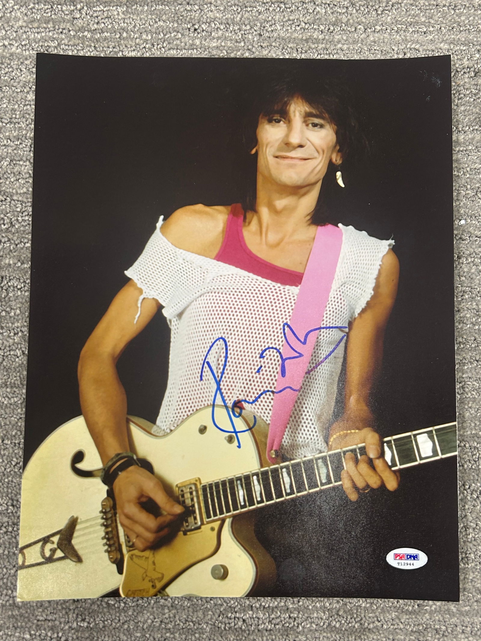 Ronnie Wood signed 11x14 photograph: A Rolling Stones Ronnie Wood signed 11x14 with PSA DNA sticker and our own COA This item comes with a fully illustrated serial numbered letter of authenticity guaranteeing its authenticity for the lif