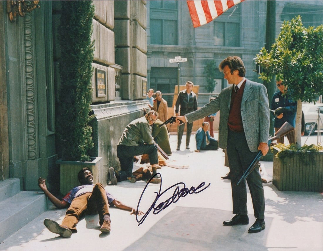 Clint Easwtood incredible Dirty Harry signed 11x14 photograph (1 of 1)