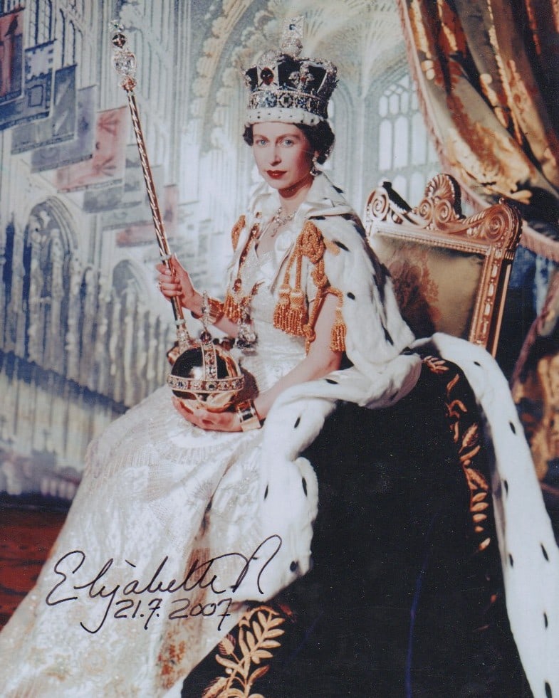 Rare Queen Elizabeth signed photograph (1 of 1)