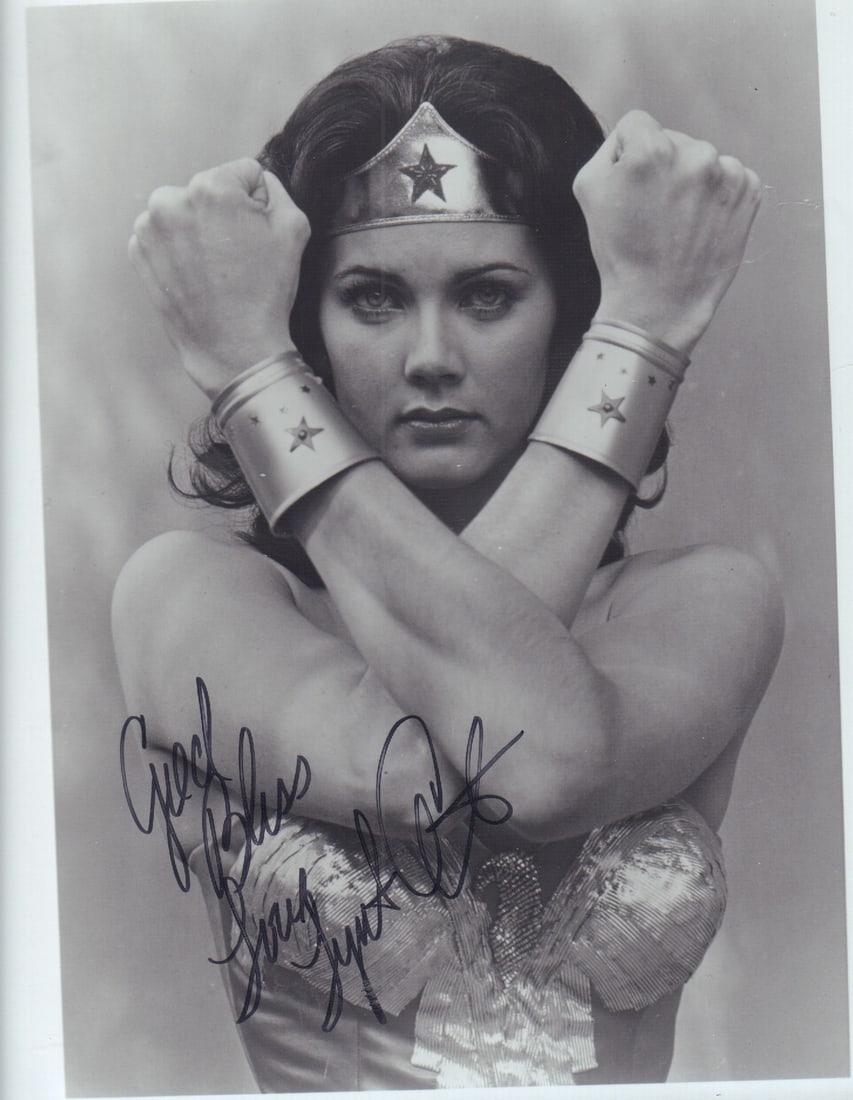 Lynda Carter signed vintage photo (1 of 1)