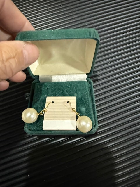 Pretty Woman earrings worn by Julia Roberts screen matched (1 of 1)