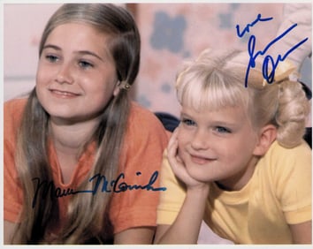 Maureen Mccormick and Susan Olsen signed Brady Bunch photograph