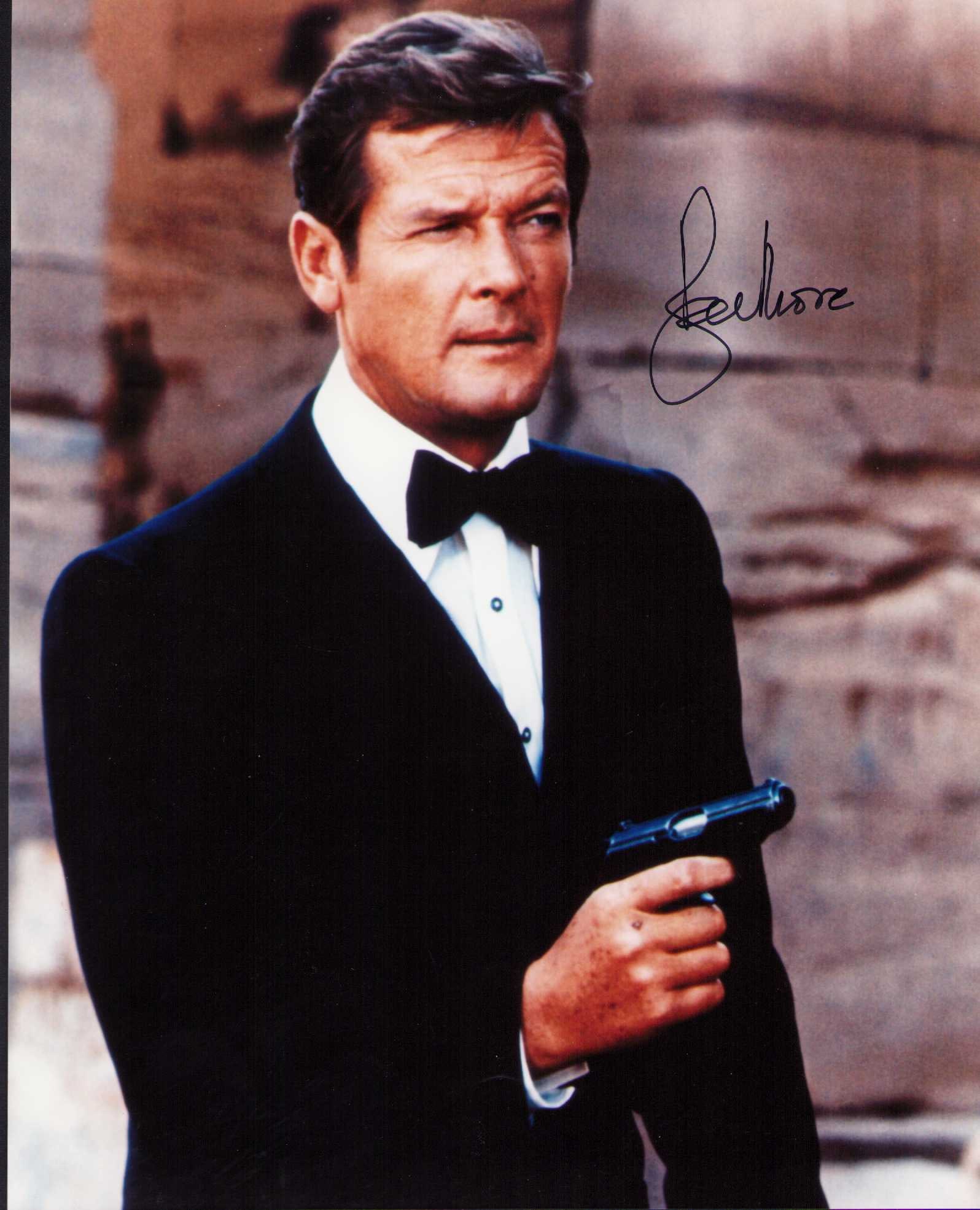Roger Moore James Bond signed photograph (1 of 1)