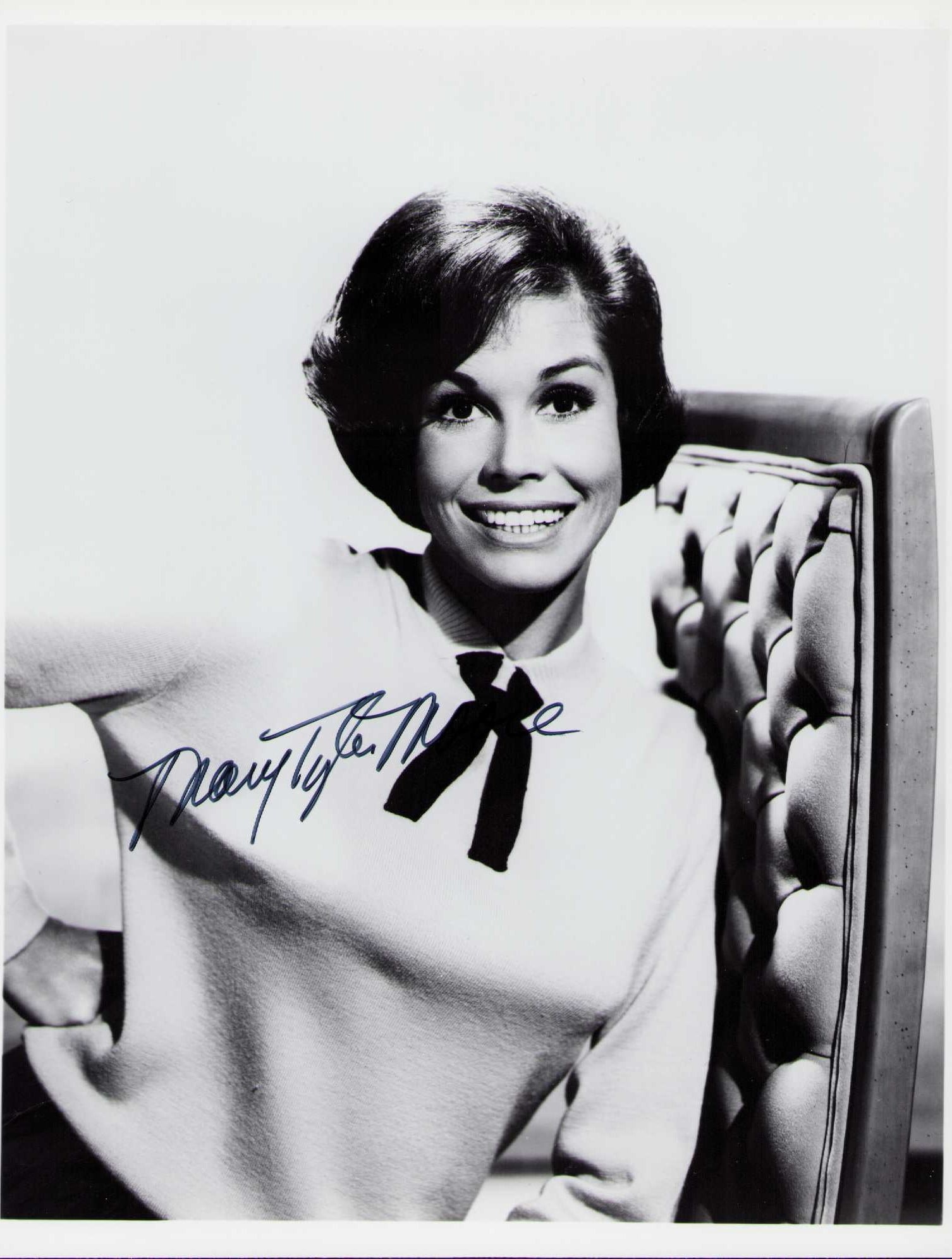 Mary Tyler Moore signed photograph (1 of 1)