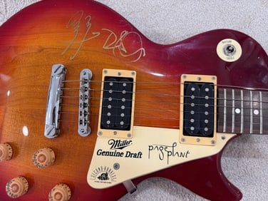 Led Zeppelin stage played signed guitar !