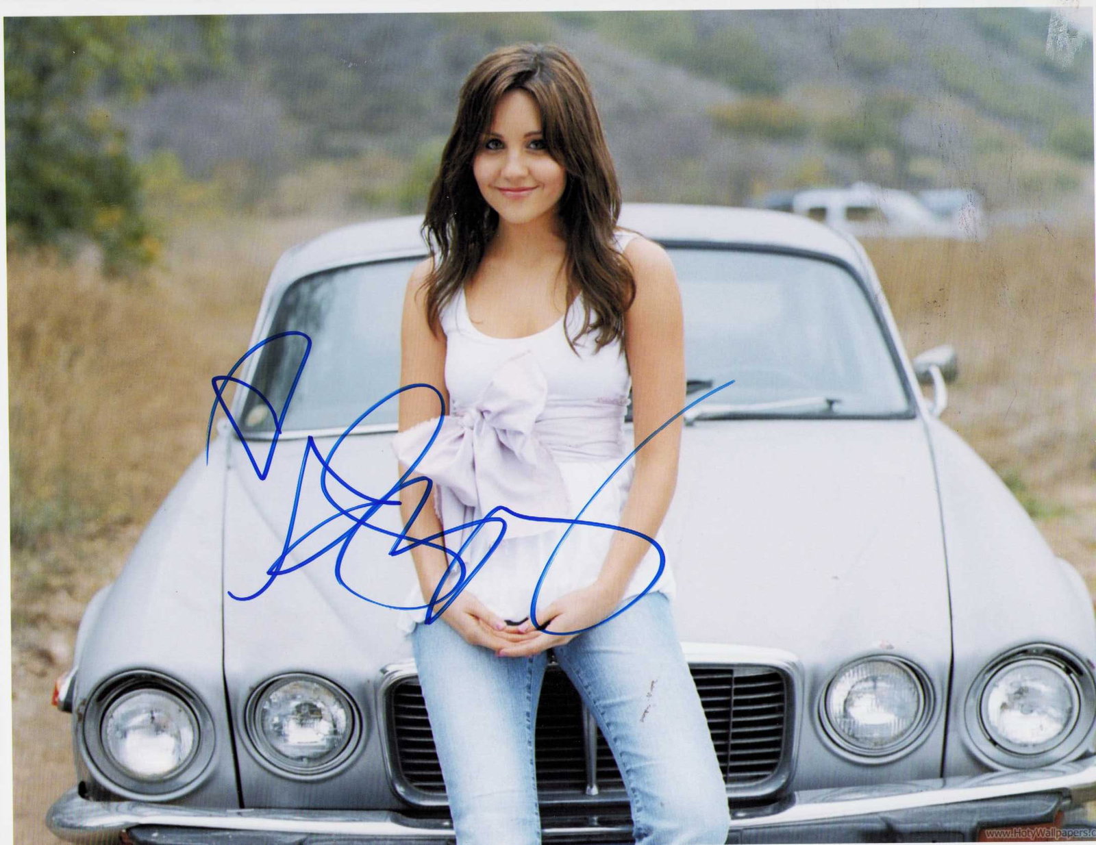 Amanda Byne signed photograph: A cute young signed 8x10 by the actress Certificate of AuthenticityEVERY item in this auction comes with at minimum one fully illustrated and serial numbered COA signed by the worlds leading authentic