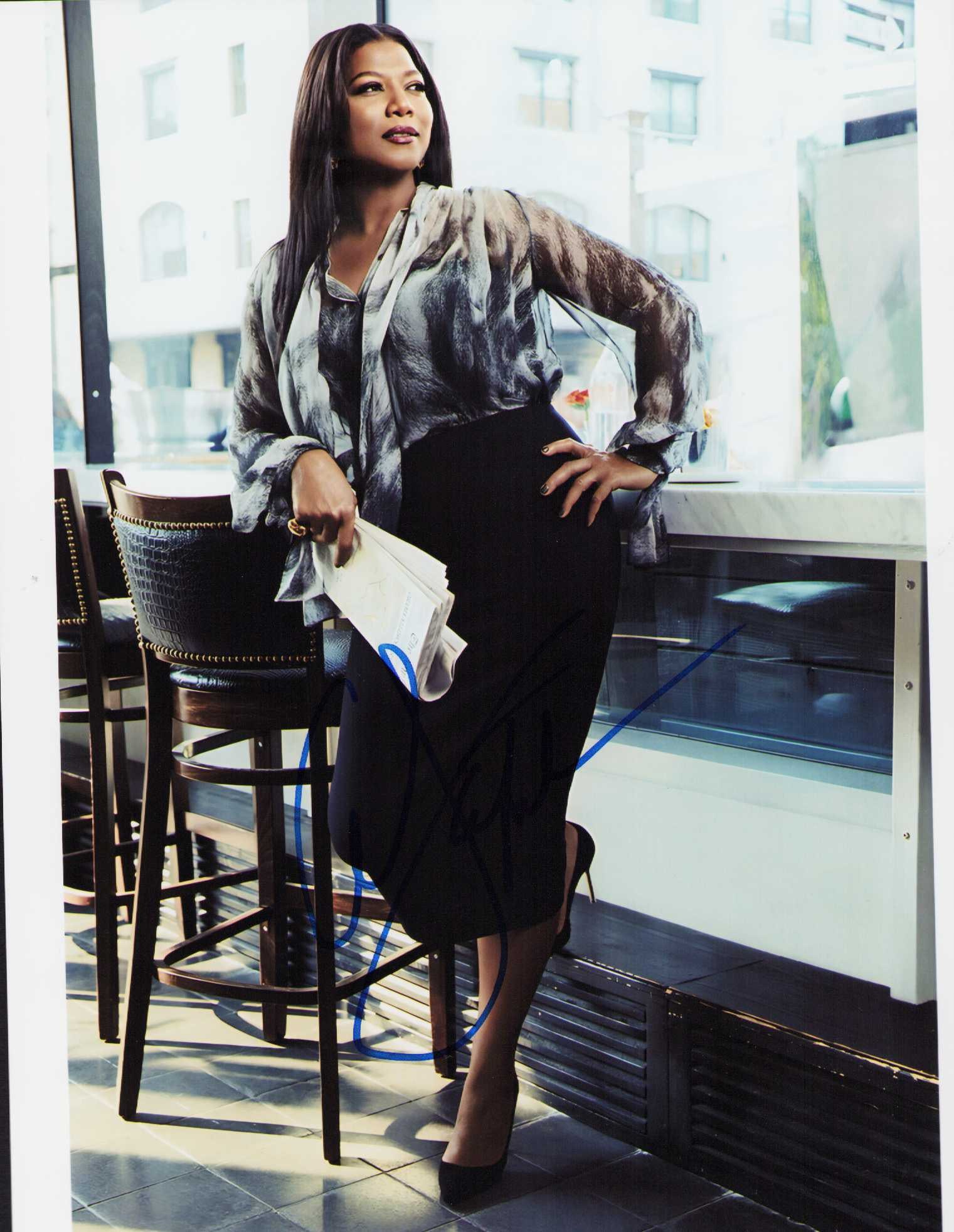 Queen Latifah signed photograph: A rare signer signed 8x10 of the singer actress Certificate of AuthenticityEVERY item in this auction comes with at minimum one fully illustrated and serial numbered COA signed by the leading