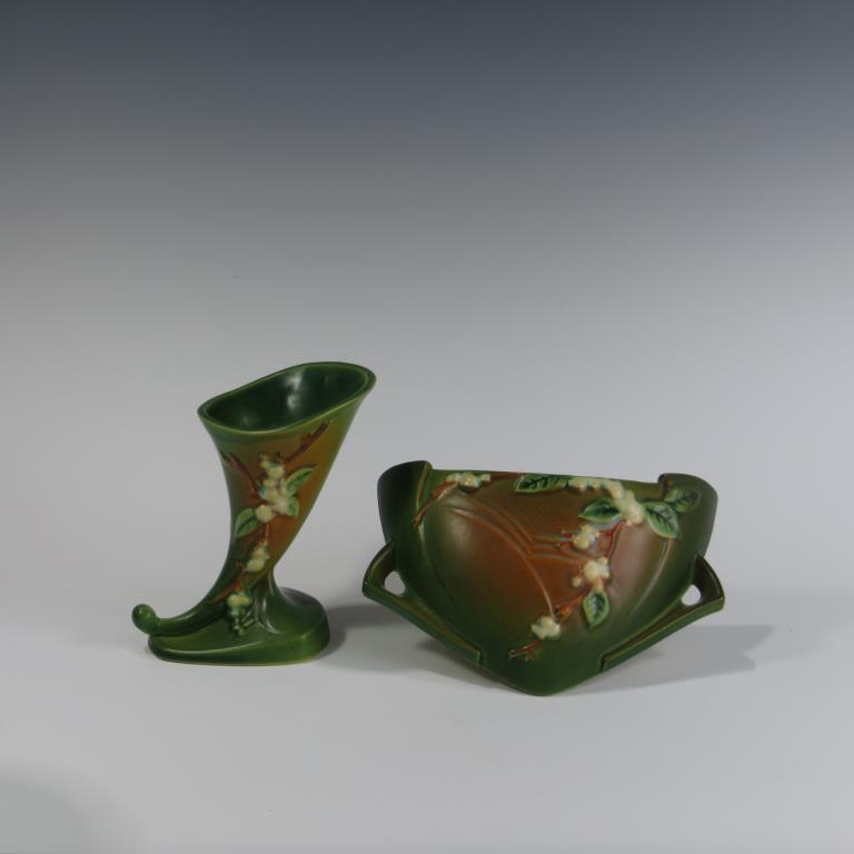 Roseville Snowberry Cornucopia & Wall Pocket (1 of 1)