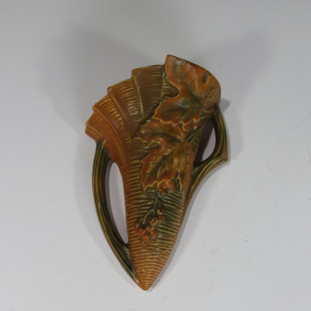 Roseville Bushberry Wallpocket (1 of 2)