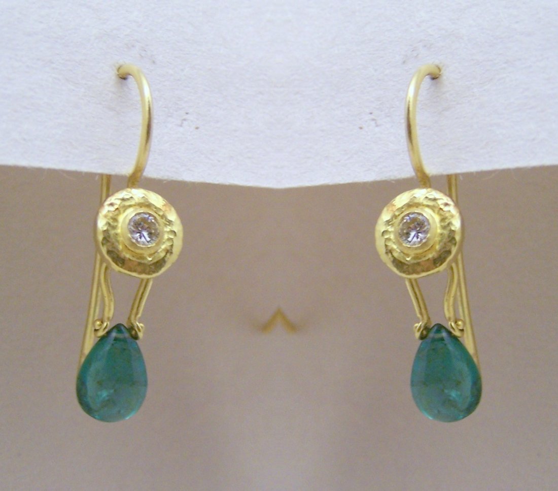 GURHAN 24k gold diamond emerald drop earrings: mesures 1 1/4" long crafted with .10 ct VS1 E/G white diamonds & a 8x6mm & drop vs emerald, weights 3.5 grams, marked 0.990 ER 373, in great condition