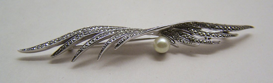 VOGUE JLRY rhodium plate marcasite pearl brooch pin: measures 3 7/8" long by 9/16" wide, crafted with 6mm faux pearl & marcasite, weights 12.3 grams, in great condition.