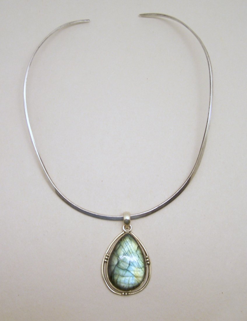 Mexico sterling silver labradorite neck wire necklace: pendant measures 1 15/16" long by 1 1/8" wide, crafted with 32x22mm labradorite, neck wire can fit a 16" to 19" neck, weights 26 grams, marked 925 mexico 925, in great condition