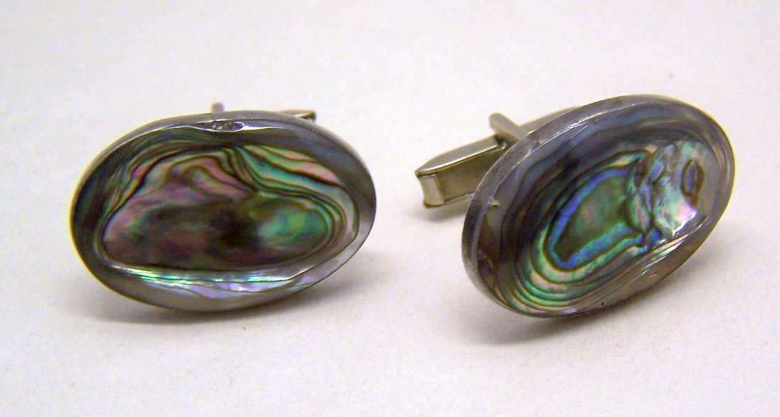 GSA Mexico sterling silver abalone cufflinks set: top of the cufflink 1 " long by 11/16" wide,crafted with 25x17mm abalone, weights 12.43 grams, marked GSA Mexico 925, in great conditions