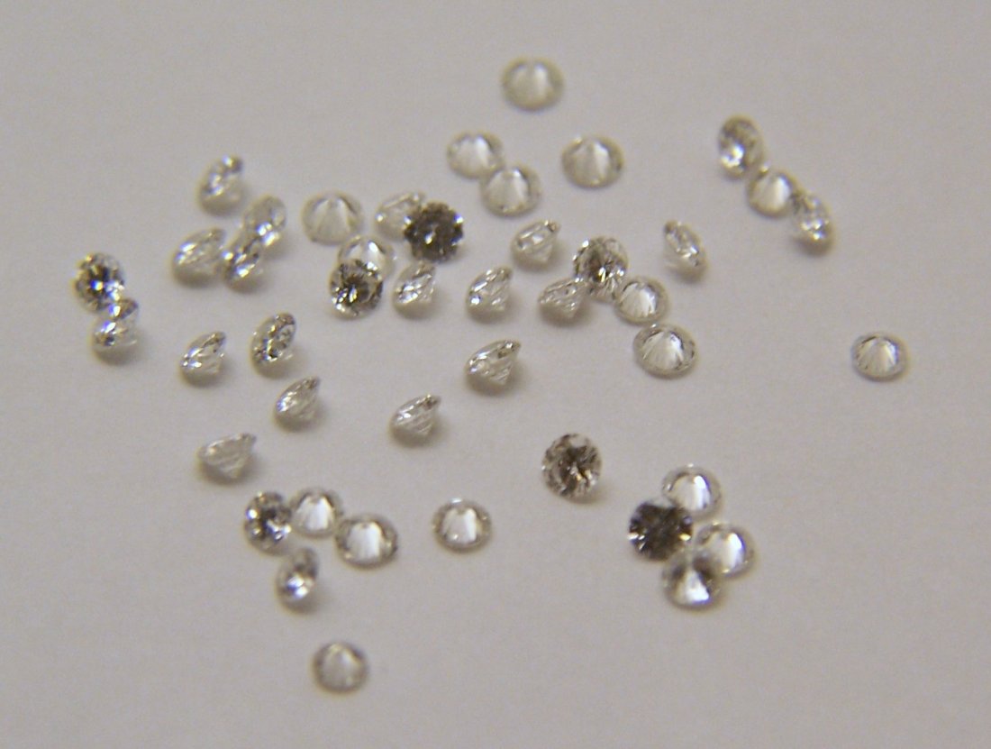 VS2 - SI1 E-G white 1.5 ct 1 1/2 carat diamond lot: you are bidding on 50 single cut diamond, each diamond aprox weights .03ct with a VS2 -SI1 in clarity & E-G in color with a total weight of 1 1/2 carat, they are in good condition
