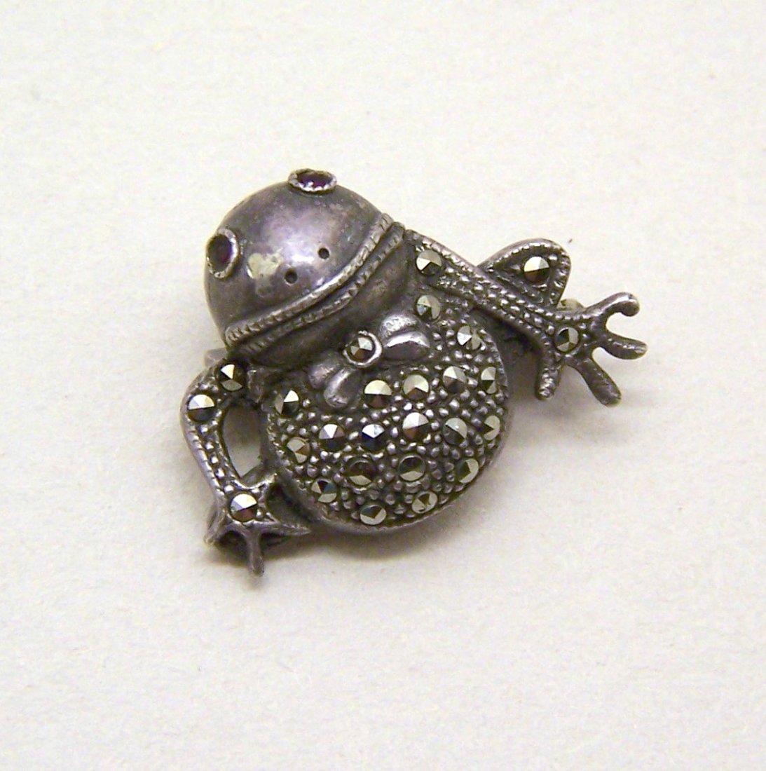 vintage sterling silver marcasite garnet frog brooch pi: measures 1 1/16" long by 7/8" wide, weights 5.5 grams, in great condition.