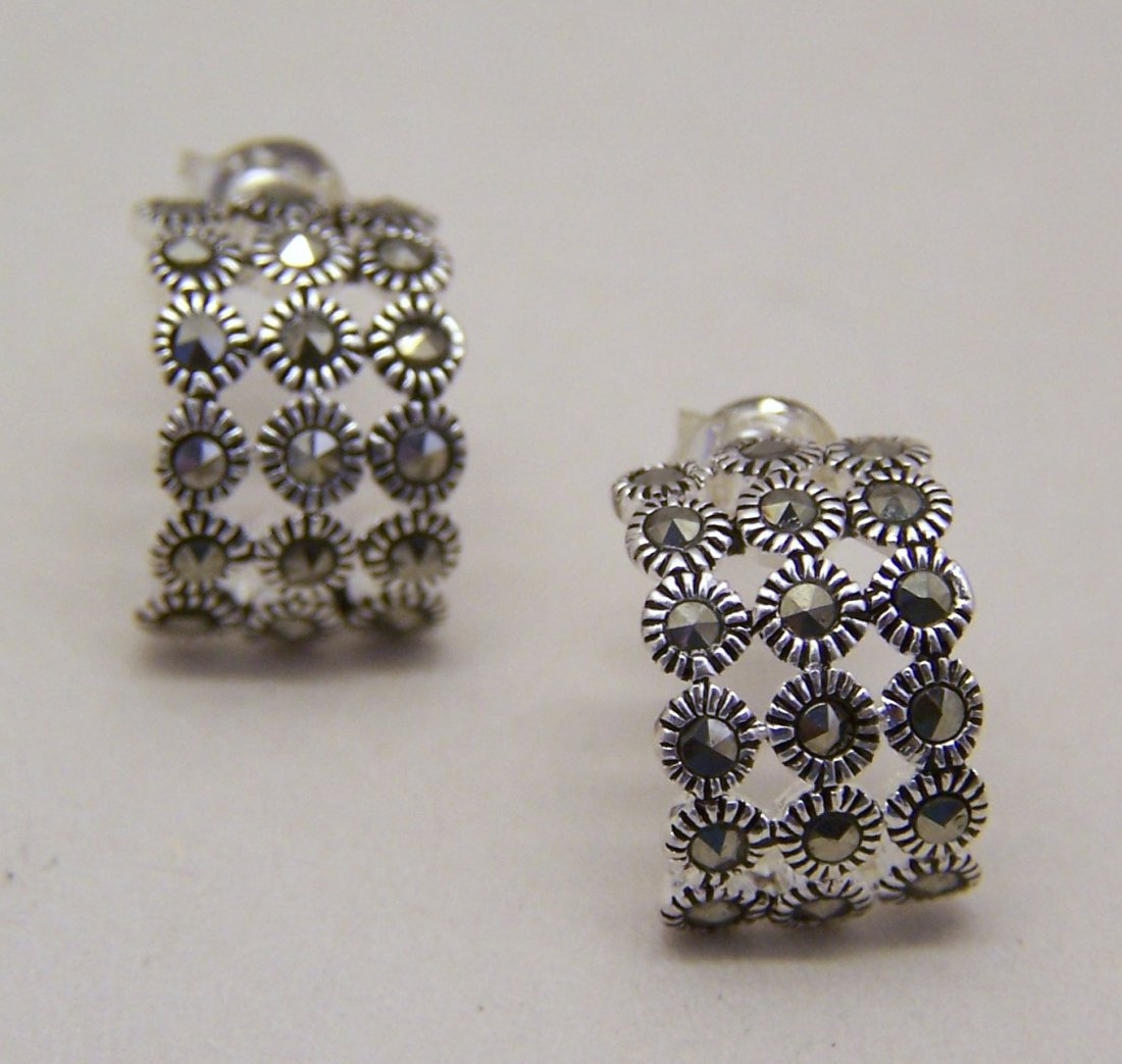 vintage sterling silver marcasite earrings: measures 1/2" long by 3/8" wide, crafted with marcasite, weights 3 grams, signed 925, in great conditions.