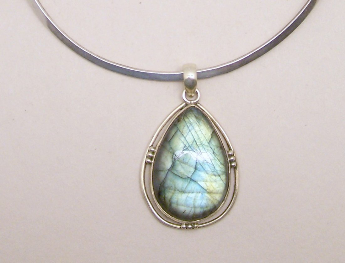Mexico sterling silver labradorite neck wire necklace: pendant measures 1 15/16" long by 1 1/8" wide, crafted with 32x22mm labradorite, neck wire can fit a 16" to 19" neck, weights 26 grams, marked 925 mexico 925, in great condition