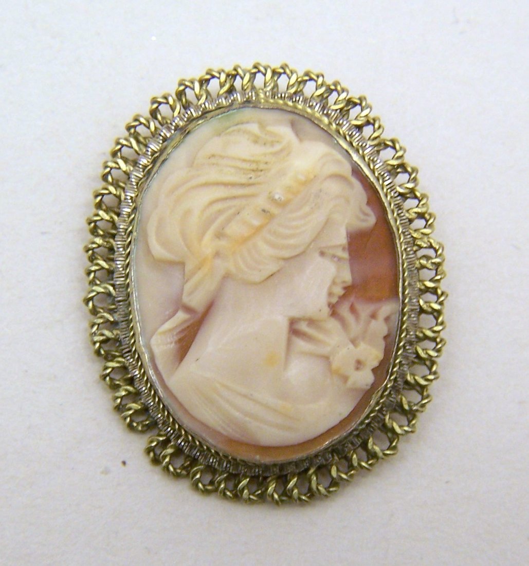 Art Deco carved shell cameo brooch pin pendant: measures 1 1/2" long 1 1/4" wide, crafted with 29x22mm shell cameo, weights 8 grams, in great condition,